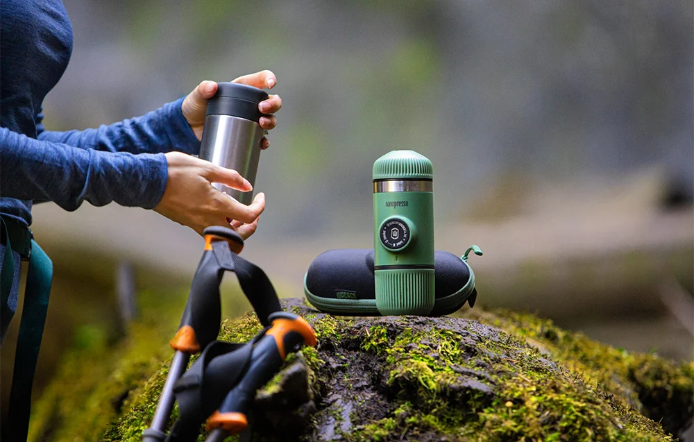 Zielony, przenośny ekspres do kawy WACACO Nanopresso Moss Green z ochronnym etui.
